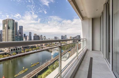 Melbourne Central Business District Apartment | Lumina - Panoramic River & Skyline Outlook with Pool