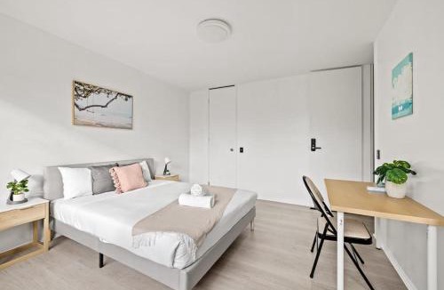 Pymble House | Luminous Ensuite Queen Room - Centrally Located