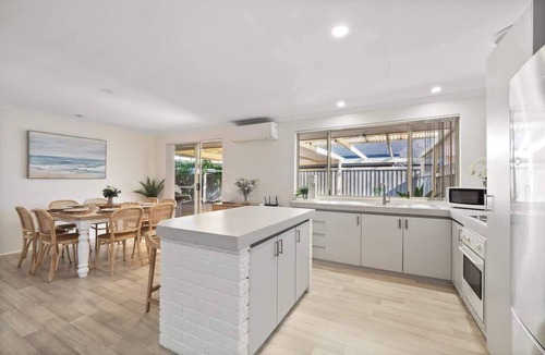 Quindalup House | Luna Getaway—Spacious Family Escape by the Coast