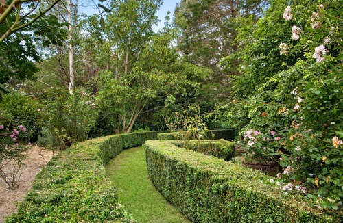 Colo Vale Apartment | Lush and Charming Country Escape, Stunning Gardens