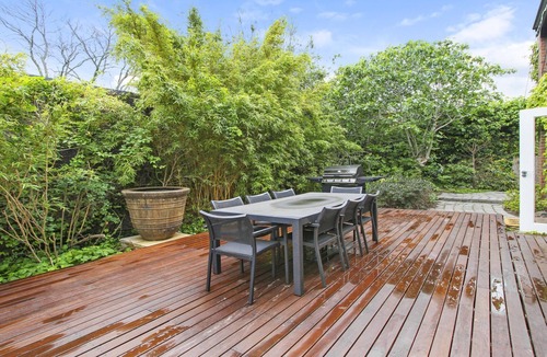 Brighton House | Lush Green Hideaway - two min stroll to beach