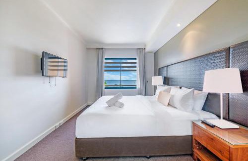 Darwin City Centre Apartment | Lush Vista - Poolside Living on Esplanade with Balcony