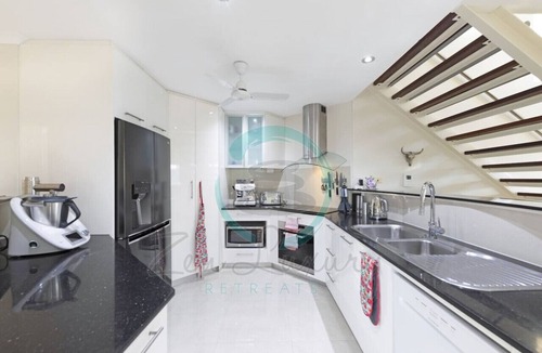 Woolner Apartment | Lux Beachfront PH~ Office ~ Pool ~ Skyline Views