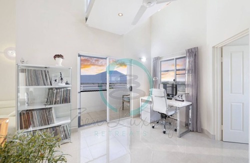 Woolner Apartment | Lux Beachfront PH~ Office ~ Pool ~ Skyline Views