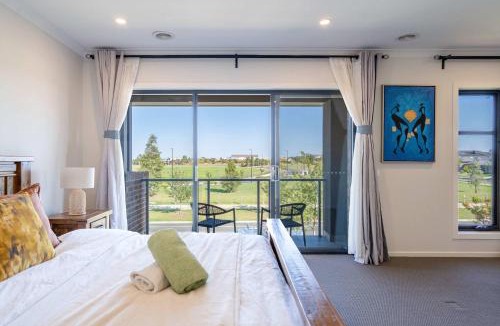 Clyde North House | Lux Clyde North Super Spacious Retreat
