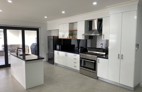 Broken Hill House | Lux Modern 4 Bedroom home 3 minuts to all Sopping centres