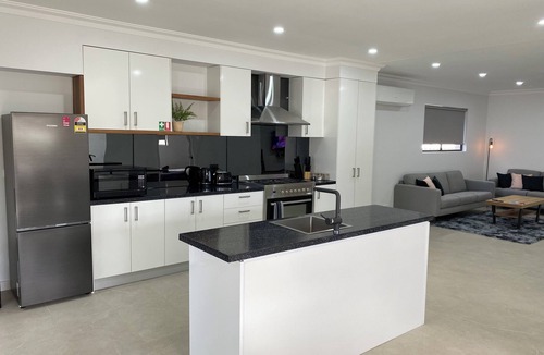 Broken Hill House | Lux Modern 4 Bedroom home 3 minuts to all Sopping centres