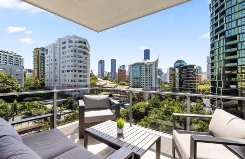 Kangaroo Point Apartment | Lux Style Spacious 2 Bed 2 Bath Apt, Pool , Parking