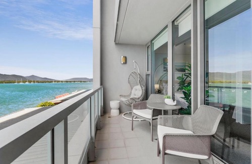 Cairns Central Business District Apartment | Lux Waterfront at Harbour Lights, prime location, Pool, Gym, Sauna