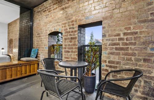 Port Melbourne Apartment | Luxe 2 Bed Apt Seconds to Beach & Minutes to City