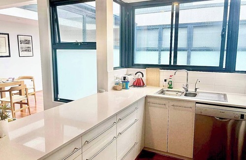Crows Nest Apartment | Luxe 2BR 2Bath & Terrace + Parking | Metro 200m