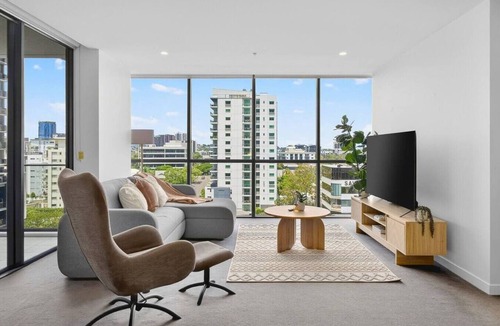 Milton Apartment | Luxe 2BR |Sleeps 6 |Balcony |Pool |Walk To Suncorp