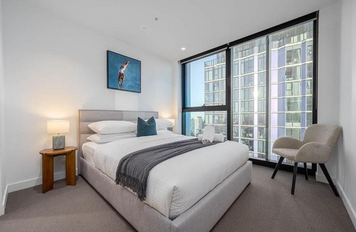 Melbourne Central Business District Apartment | Luxe 3BR Skyline Sunset Residence Level 63 - CBD Views, Parking, Pool, Sauna, Gym