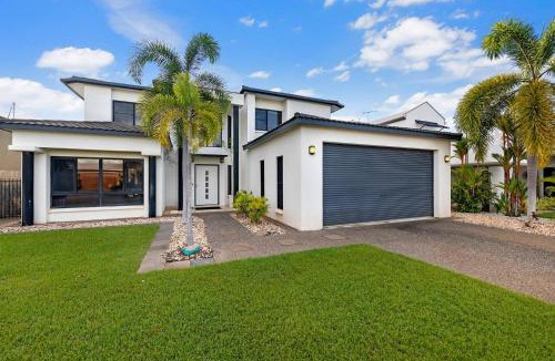 Bayview House | Luxe Bayview Oasis with Dream Waterfront Pool