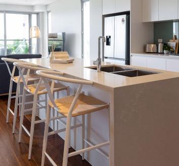 Magenta Shores House | Luxe Beachfront| 4BR (10ppl) w/Terrace & Resort Pools