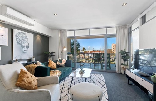 East Perth Apartment | Luxe Chic 3BR Apt City Skyline views
