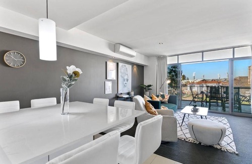 East Perth Apartment | Luxe Chic 3BR Apt City Skyline views