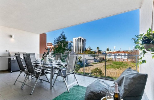 East Perth Apartment | Luxe Chic 3BR Apt City Skyline views