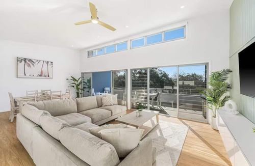 Crescent Head Apartment | Luxe Coastal Escape. Walk to beach, cafe and shops.