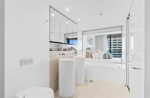 Broadbeach Apartment | Luxurious 2-Bed Designer Retreat at Oracle Resort