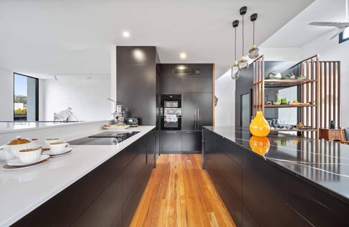 Ainslie House | Luxurious 2-Bed: Pool, Lift, Alfresco Dining