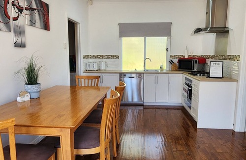 Victor Harbor House | LUXURIOUS Couples Escape ♥ Spa Bath ♥ Netflix, NBN
