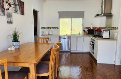 Victor Harbor House | LUXURIOUS Couples Escape, SPA BATH, Netflix, NBN