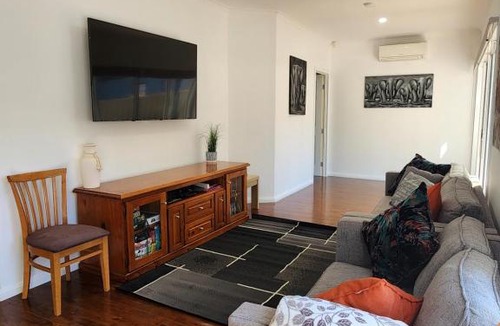 Victor Harbor House | LUXURIOUS Couples Escape, SPA BATH, Netflix, NBN