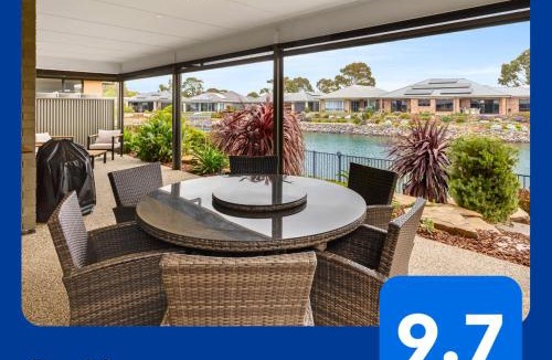 Victor Harbor House | Luxurious Lakefront on Franklin Island