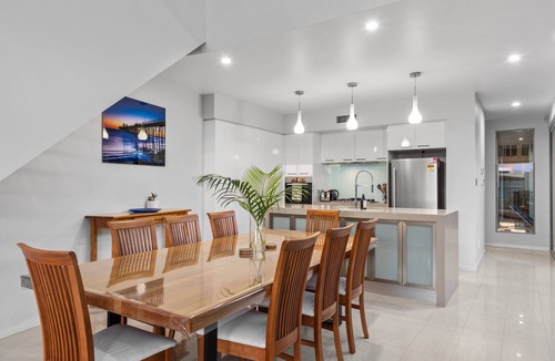 Bulimba House | Luxurious Living! 3Bed/3Bath/1Car/Pool ~ Balmoral