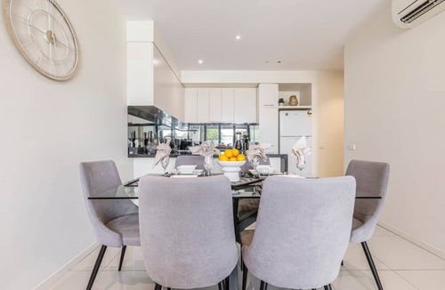 Caulfield Apartment | Luxurious Modern 2 Bedroom 2 Bathroom Apartment