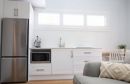 Anna Bay Cottage | Luxurious studio, across road from ocean