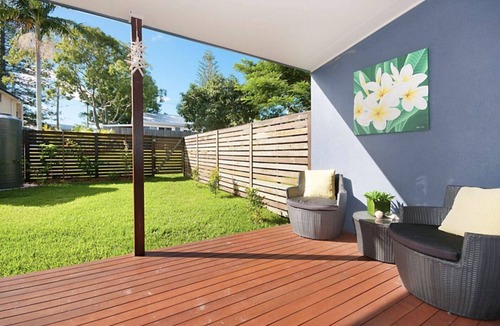 Yamba House | LUXURY 2 BED! Spacious & central to everything! 2bed 1.5 bath, wifi, garage+