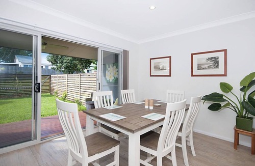 Yamba House | LUXURY 2 BED! Spacious & central to everything! 2bed 1.5 bath, wifi, garage+