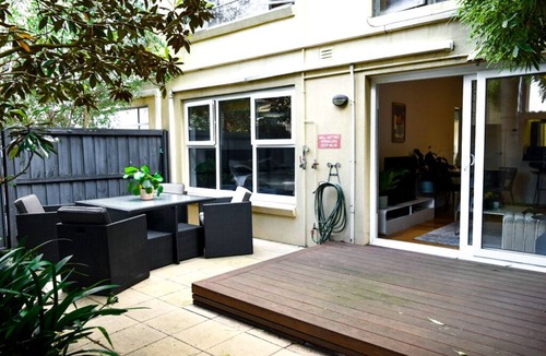 St. Kilda East Apartment | Luxury 2-bed unit with courtyard, in central Prahran