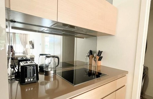 Docklands Apartment | Luxury 2BR 2B Docklands Bright & Modern Apt - Free Covered Parking, 2p sofa bed