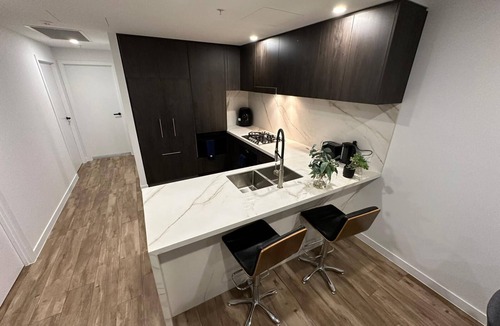 Main Beach Apartment | Luxury 2BR t2 Bath Apartment · Ocean Views · Main Beach