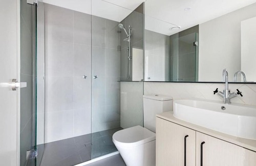 Abbotsford Apartment | Luxury 2BR Yarra River Views WIFI-Netflix-Pool-Gym