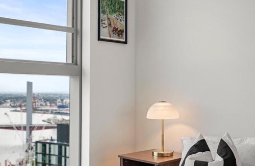 Docklands Apartment | Luxury 3BR Sub Penthouse with Parking, Pool and Gym