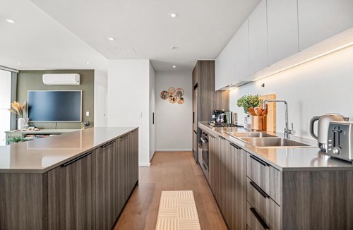 Docklands Apartment | Luxury 3BR Sub Penthouse with Parking, Pool and Gym