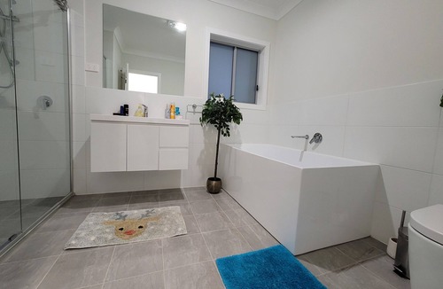 Schofields House | Luxury 5 Bedrooms Schofields Home- 5-10mins to Station and shops,Cafes