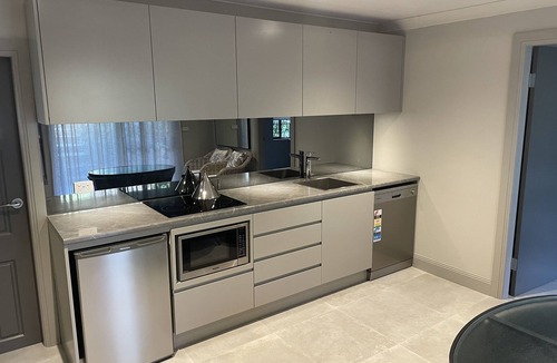 Calare House | LUXURY ACCOMMODATION - 5 MINS FROM CBD - BRAND NEW RENOVATION