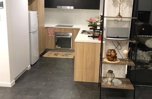 Brisbane Central Business District Apartment | LUXURY APARTMENT WITH DELIGHTFUL PRIVATE TERRACE –
