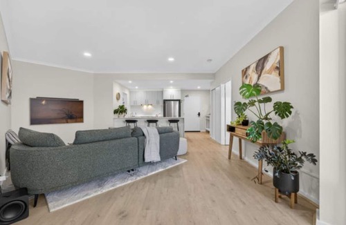 West Perth Apartment | Luxury Apartment with Private Balcony & Parking in Perth CBD.