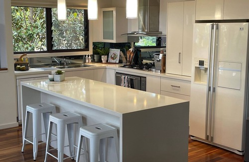 Denhams Beach House | Luxury beach house, 4 mins walk to Denhams Beach.