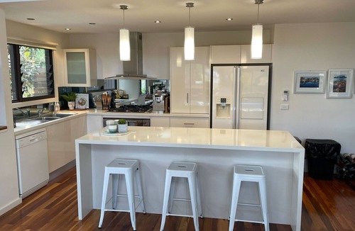 Denhams Beach House | Luxury beach house, 4 mins walk to Denhams Beach.