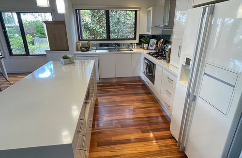 Denhams Beach House | Luxury beach house, 4 mins walk to Denhams Beach.