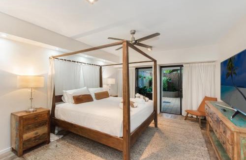 Cairns North Apartment | Luxury Beachfront Apartment with Direct Pool Access