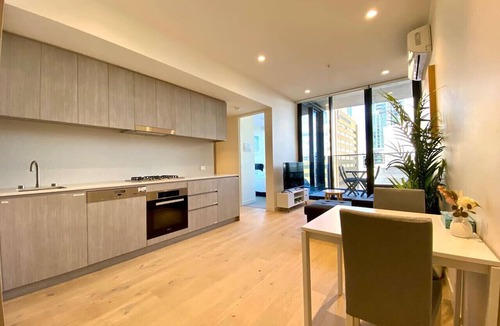 Adelaide Central Business District Apartment | Luxury CBD Beach Vibes-Queen Bed-Gym-BBQ