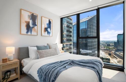 Docklands Apartment | Luxury Docklands 2BR Apt Pool Gym and City Views
